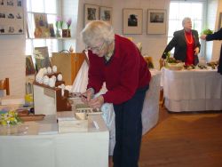 Lydeke Veldman legt de laatste hand aan haar tafel met opengefreesde eieren.