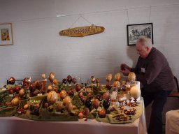 Klaas Dikstaal uit Badhoevedorp met zijn houten eieren